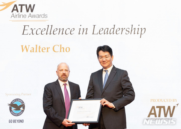 [서울=뉴시스]조원태 한진그룹 회장이 6월 2일 튀르키예 이스탄불에서 열린 ATW 시상식에서 ‘2023년 올해의 항공업계 리더십(Excellence in Leadership)' 상을 수상했다.(사진=대한항공 제공)