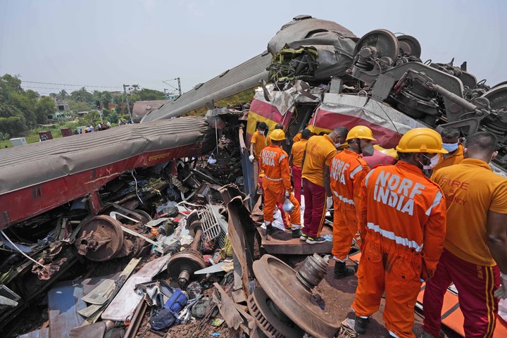 [발라소르=AP/뉴시스]3일(현지시간) 인도 동부 발라소르에서 구조당국이 구조작업을 진행하고 있다. 지난 2일 오후 7시께 발생한 열차 사고로 288명이 사망했고, 약 900명이 다친 것으로 추정된다. 2023.6.3. *재판매 및 DB 금지