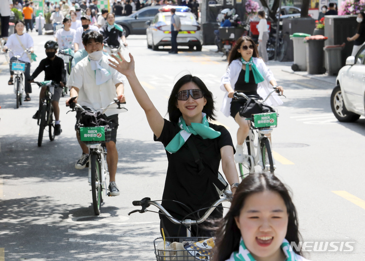 [서울=뉴시스] 시민들이 따릉이 자전거를 타고 행진하고 있다. (사진=뉴시스 DB). photo@newsis.com