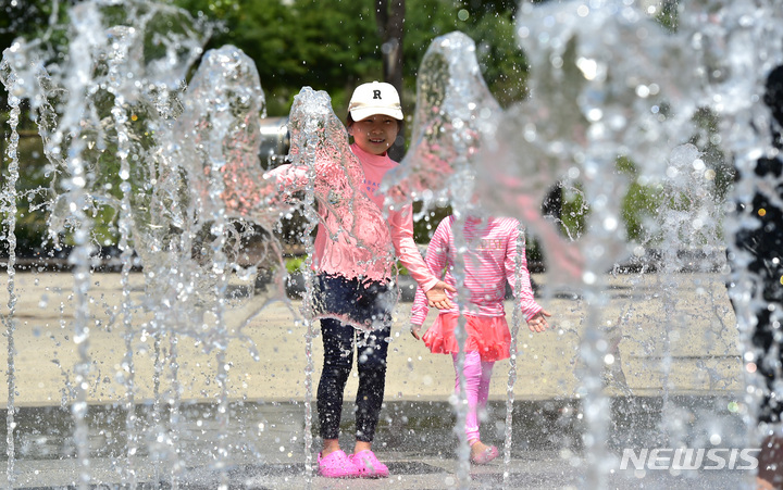 [대구=뉴시스] 이무열 기자 = 초여름 날씨를 보인 4일 오후 대구 동구 각산비나리공원 바닥분수에서 어린이들이 물놀이를 하고 있다. 2023.06.04. lmy@newsis.com