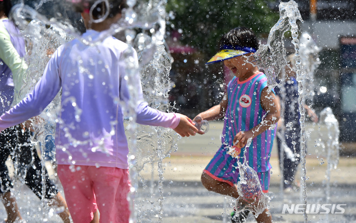 [대구=뉴시스] 이무열 기자 = 초여름 날씨를 보인 전날 오후 대구 동구 각산비나리공원 바닥분수에서 어린이들이 물놀이를 하고 있다. 2023.06.04. lmy@newsis.com