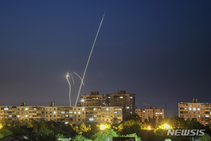 [하르키우=AP/뉴시스] 6월 4일 러시아 벨고로드주에서 우크라이나를 향해 발사되는 러시아 로켓들이 우크라이나 하르키우에서 관측되고 있다. 2023.06.06.