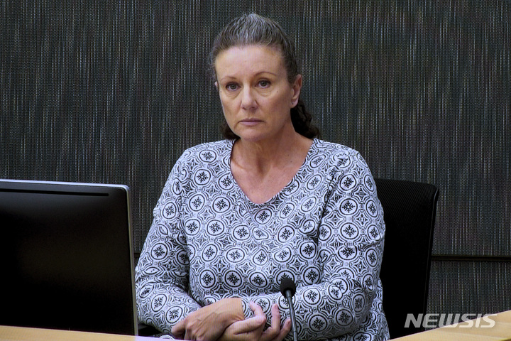 [시드니(호주)=AP/뉴시스]2019년 5월1일 호주 시드니의 뉴사우스웨일스주 법원의 케이틀린 폴빅의 모습. 10년에 걸쳐 어린 4자녀를 살해한 '호주 최악의 여성 연쇄 살인마'라는 오명 속에 20년 간 수감 생활을 해온 55세의 폴빅은 4자녀가 살해된 것이 아니라 자연사한 것이라는 새로운 과학적 증거에 따라 5일 사면을 통해 석방돼 20년에 걸친 억울한 옥살이에서 벗어났다. 2023.06.05.
