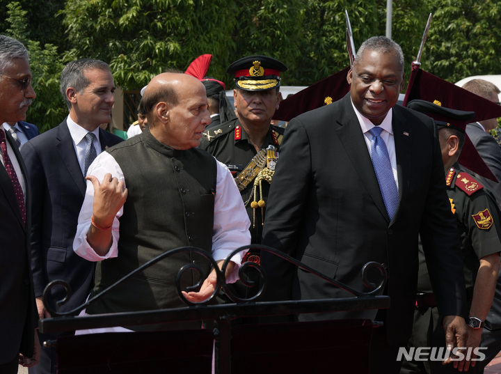 [뉴델리=AP/뉴시스]라즈나트 싱 인도 국방장관(사진 왼쪽에서 두 번째)이 5일 인도 수도 뉴델리에서 양자회담에 앞서 로이드 오스틴 미국 국방장관을 환대하고 있다. 2023.06.05.