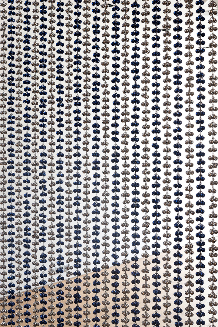 양혜규, 〈소리 나는 물방울 – 코발트〉 2023 Powder-coated stainless steel bells, stainless steel bells, stainless steel chains, carabiners, split rings Dimensions variable Courtesy of the artist and Kukje Gallery 사진: 안천호 이미지 제공: 국제갤러리 *재판매 및 DB 금지