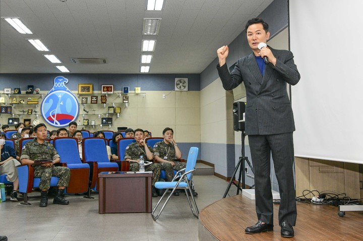 [서울=뉴시스] 김창옥 대표가 '나를 위해 생각하는 시간'이라는 주제로 강연을 하고 있다. (사진=공군 제공) 2023.06.05. photo@newsis.com *재판매 및 DB 금지