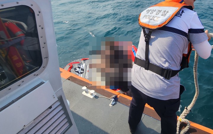 5일 속초해양경찰서가 양양군 동호해변 인근 바다에서 표류 중이 5명을 구조했다. 속초해양경찰서 제공 *재판매 및 DB 금지