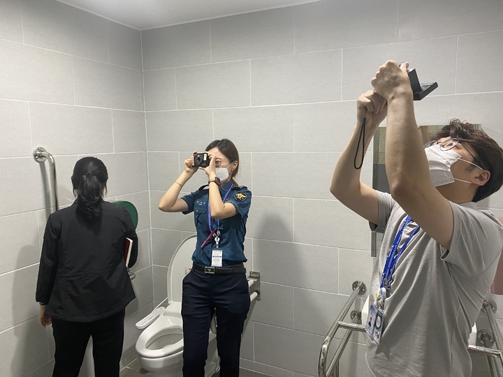 [부산=뉴시스] 지난해 여름 부산경찰청이 김해공항 화장실에서 불법카메라를 점검하고 있다. (사진=부산경찰청 제공) *재판매 및 DB 금지