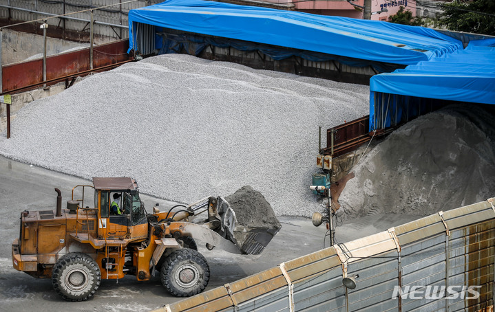 서울시내 레미콘 공장에서 작업차량이 시멘트 등을 옮기고 있다. 뉴시스 자료사진.