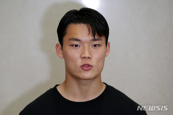 [인천공항=뉴시스] 조성우 기자 = 스코틀랜드 프로축구 셀틱에서 뛰고 있는 오현규가 2023년 6월5일 오후 인천국제공항 제2여객터미널을 통해 귀국한 뒤 취재진과 인터뷰를 진행하고 있다. 2023.06.05. xconfind@newsis.com