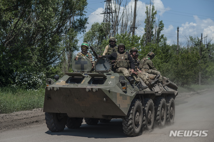 [바흐무트=AP/뉴시스] 우크라이나 군인이 지난 5일(현지시각) 도네츠크주 바흐무트 인근 최전방에서 장갑차로 이동하고 있다. 2023.06.09.