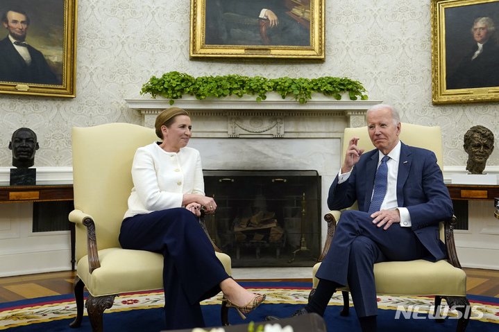 [워싱턴=AP/뉴시스]조 바이든 미국 대통령이 5일(현지시간) 워싱턴 백악관 집무실에서 메테 프레데릭센 덴마크 총리를 만나 우크라이나에 대한 반격이 효과가 있느냐는 질문에 손가락을 꼬고 있다. 2023.06.05.