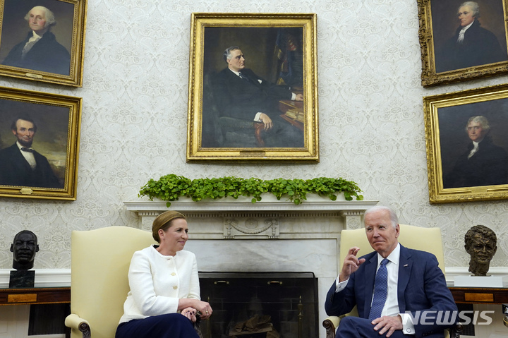 [워싱턴=AP/뉴시스] 조 바이든 대통령이 5일(현지시간) 워싱턴 백악관 집무실에서 메테 프레데릭센 덴마크 총리과 회담하고 있다. 바이든 대통령은 우크라이나가 대반격에 성공할 것이냐는 질문에 즉답 대신 손가락을 교차해보였다. 2023.06.06.
