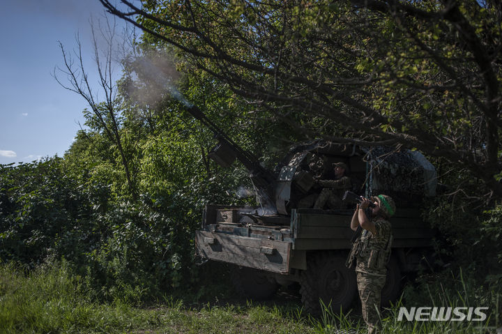 [바흐무트=AP/뉴시스] 우크라이나 군인들이 5일(현지시각) 도네츠크주 바흐무트 인근 최전방에서 공중 목표물을 향해 포격하고 있다. 2023.06.10.