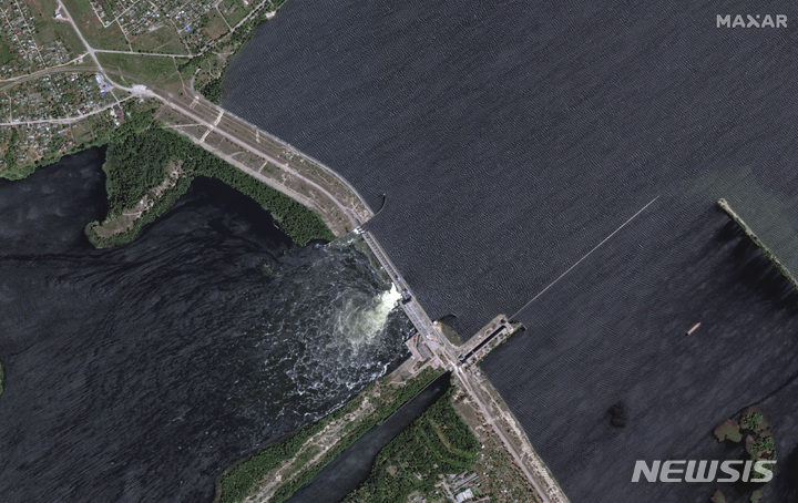 [AP/뉴시스] 마사르 테크 제공 위성사진으로 댐이 일부 파괴돼 물이 넘쳐나기 직전인 5일 우크라 드니프로강 카코우카 댐과 발전소 모습 