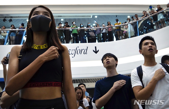 [서울=AP/뉴시스] 홍콩 독립을 지지하는 시민들이 2019년 9월 홍콩의 한 쇼핑몰에서 홍콩 독립을 지지하는 반(反)정부 노래 '글로리 투 홍콩'을 부르고 있는 모습.
