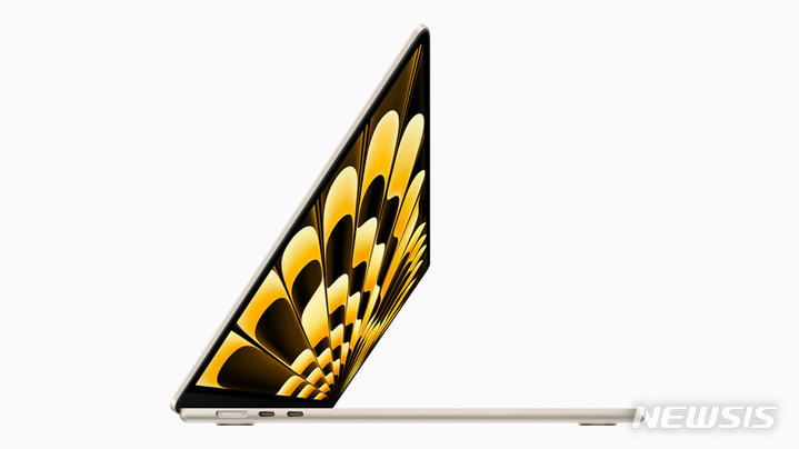 [서울=뉴시스]애플이 6일 '세계 개발자 컨퍼런스(WWDC) 2023'에서 최신형 M2 칩을 탑재한 신형 노트북 '맥북 에어 15형'을 공개했다. (사진=애플 제공)