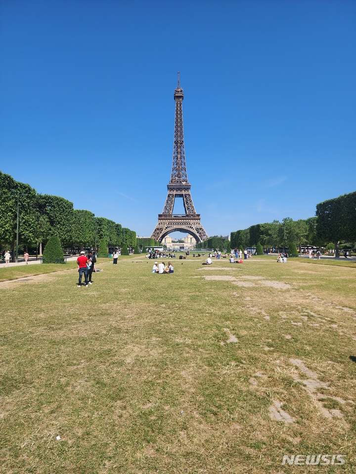 [파리=뉴시스] 김희준 기자 = 2024 파리올림픽에서 비치발리볼 경기가 열릴 프랑스 파리의 에펠탑. 2023.06.05jinxijun@newsis.com