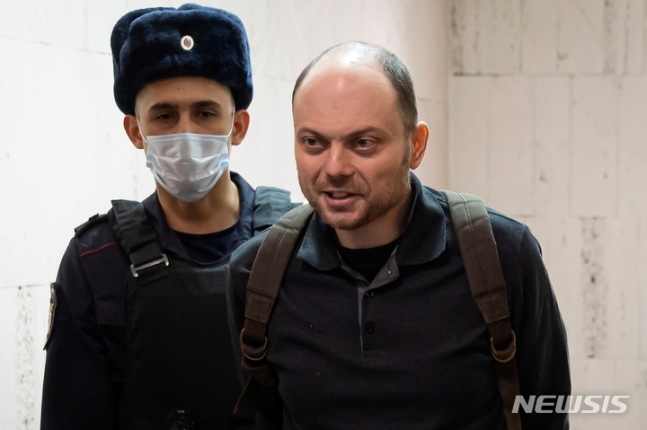 [모스크바=AP/뉴시스] 반(反)푸틴 러시아 활동가 블라디미르 카라-무르자가 지난 2월8일 모스크바 법정에 들어서고 있다. 2023.06.06. *재판매 및 DB 금지