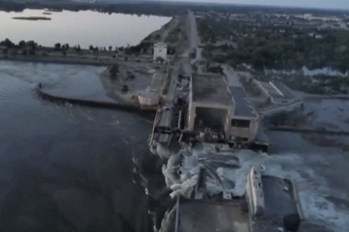 [키이우=AP/뉴시스]러시아가 지난해 2월 침공해 장악하고 있는 우크라이나 남부 헤르손주 노바 카호우카의 댐이 6일(현지시간) 폭파돼 주민 대피령이 내려졌다. *재판매 및 DB 금지