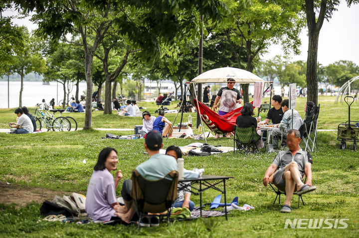 [서울=뉴시스] 정병혁 기자 = 6일 오후 서울 영등포구 여의도한강공원을 찾은 시민들이 즐거운 시간을 보내고 있다. 2023.06.06. jhope@newsis.com