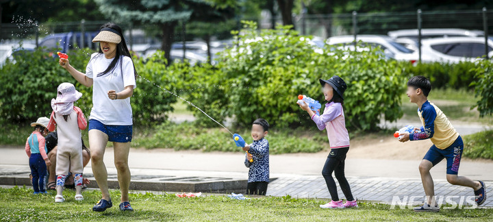 [서울=뉴시스] 정병혁 기자 = 6일 오후 서울 영등포구 여의도한강공원을 찾은 시민들이 물놀이를 하며 즐거운 시간을 보내고 있다. 2023.06.06. jhope@newsis.com