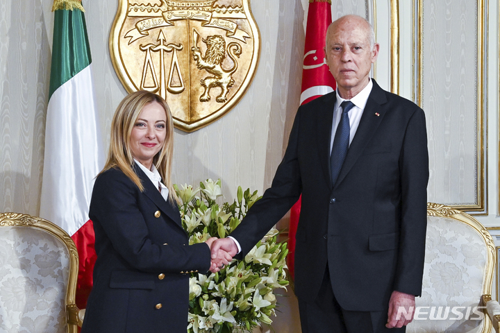 [튀니스( 튀니지)=AP/뉴시스] 카이스 사예드 튀니지대통령과 조르자 멜로니 이탈리아 총리가 6월 6일(현지시간) 튀니스의 대통령궁에서 만나 회담전에 악수를 나누고 있다. 2023.06.07. 