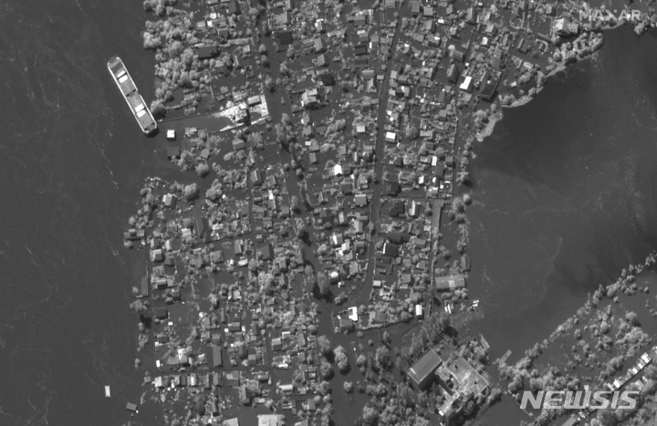 [헤르손=AP/뉴시스] 막사 테크놀로지스가 제공한 위성 사진에 6일(현지시각) 우크라이나 헤르손의 드니프로강을 따라 홍수가 발생해 주택들이 침수돼 있다. 2023.06.07.