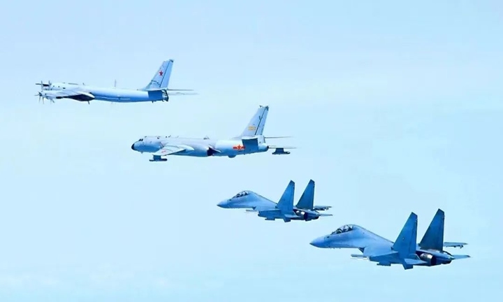 [서울=뉴시스] 중국과 러시아 군용기가 6일 한국방공식별구역(KADIZ·카디즈)에 진입해 우리 군이 전투기를 긴급 출격시켜 대응에 나섰다. 사진은 지난해 5월24일 중러 양국이 합동 비행훈련을 실시하는 과정에서 중국 훙(H)-6K 폭격기, 러시아 Tu-95MS 전략폭격기, 중국 젠(J)-16 전투기 등이 나란히 비행하는 모습. 2023.06.07 