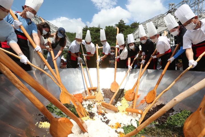 2022년 보은군 속리산 신화여행축제에서 진행된 산채비빔밥 퍼포먼스 모습. *재판매 및 DB 금지