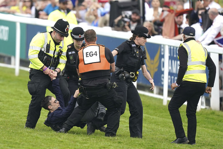 [서리(영국)=AP/뉴시스] 지난 3일(현지시간) 미국 CNN은 영국 경찰이 가장 오래된 경마 대회 중 하나인 '에프솜더비'에서 동물보호 시위를 하려던 운동가 31명을 체포했다고 전했다. 사진은 경기장에 난입하려다 경찰에게 연행되는 한 동물운동가. 2023.06.07. *재판매 및 DB 금지