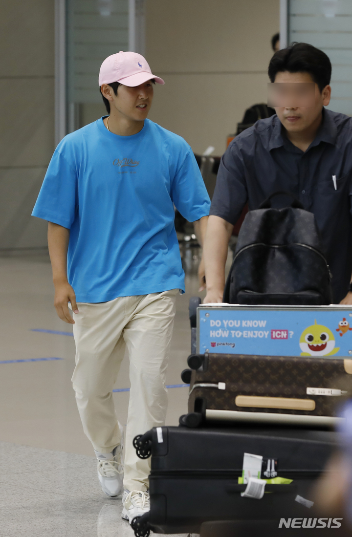 [인천공항=뉴시스] 고승민 기자 = 축구 국가대표 이강인(마요르카)이 7일 인천국제공항 2터미널을 통해 귀국하고 있다. 2023.06.07. kkssmm99@newsis.com