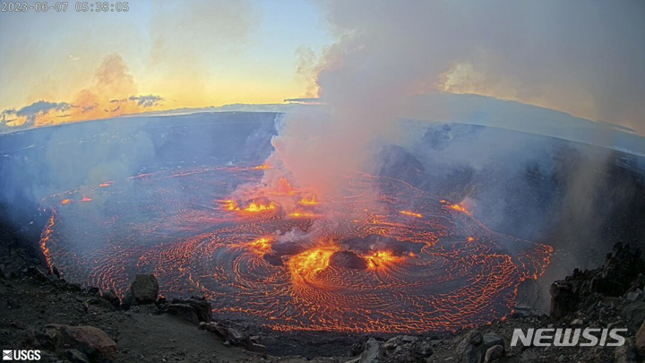 [하와이=AP/뉴시스] 7일(현지시간) 미국 지질조사국이 공개한 영상에 미국 하와이 킬라우에아 화산에서 용암이 분출되고 있다. 2023.06.08.
