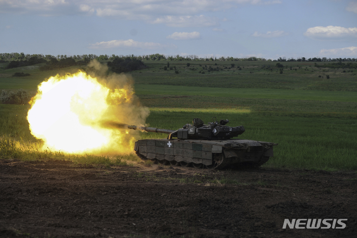 [차시우 야르=AP/뉴시스]우크라이나군이 오래도록 준비해온 대반격이 본격화하고 있다고 미 언론들이 일제히 보도했다. 사진은 7일(현지 시각) 우크라이나 차시우 야르에서 우크라이나 전차가 발포하는 장면. 2023.06.09.