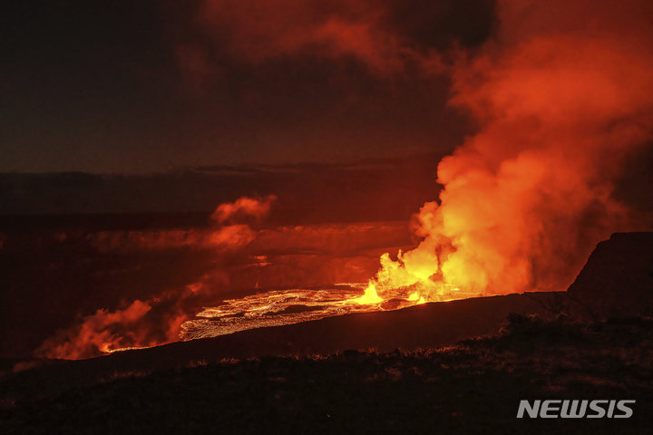 [하와이=AP/뉴시스] 7일(현지시간) 미국 하와이 킬라우에아 화산에서 용암이 분출되고 있다. 2023.06.08.