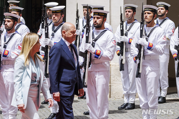 [로마 =AP/뉴시스] 6월 8일 숄츠 독일 총리를 환영하는 조르자 멜로니 총리와 이탈리아군 의장대. 