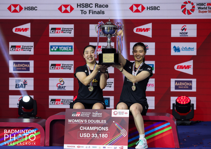 [전주=뉴시스] 공희용(왼쪽)과 김소영이 태국에서 열린 ‘2023 태국오픈 배드민턴 월드투어 슈퍼 500 대회’ 여자복식 우승을 차지했다. (사진= 전북은행 배드민턴부 제공) *재판매 및 DB 금지