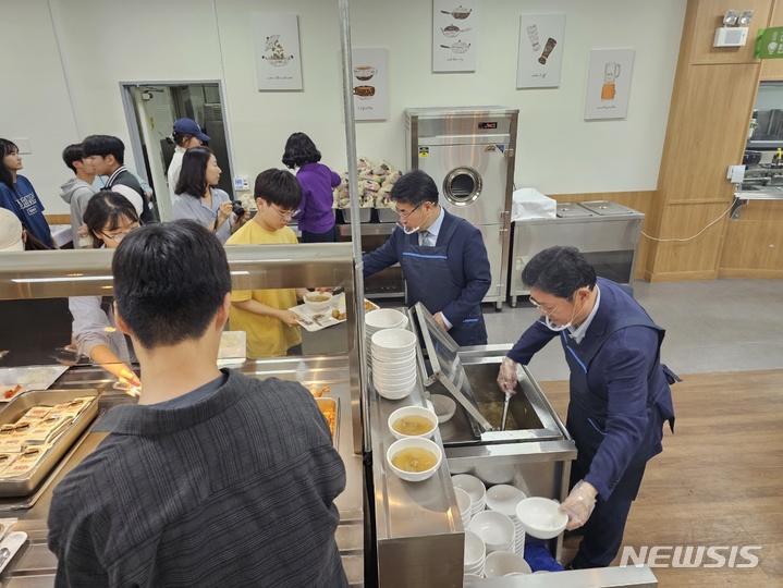 [안성=뉴시스] 이원희 총장(사진 오른쪽에서 두번째)이 학생들에게 아침밥을 제공하고 있는 모습 (사진 = 한경국립대학교 제공)