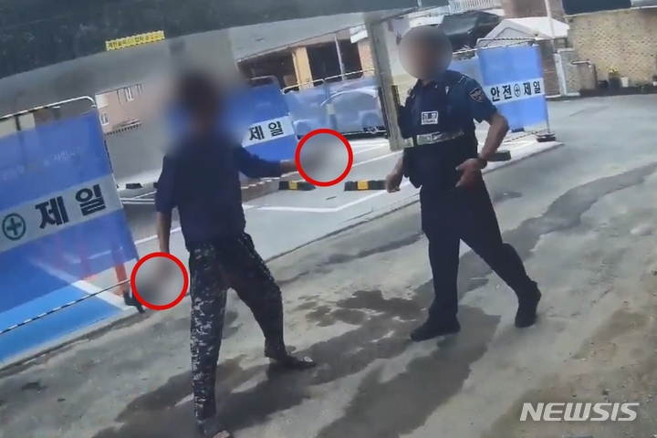 [인천=뉴시스] 인천 미추홀구 한 공사현장에서 60대 남성이 경찰관에게 둔기를 휘두르고 있다. (사진=인천경찰청 제공)