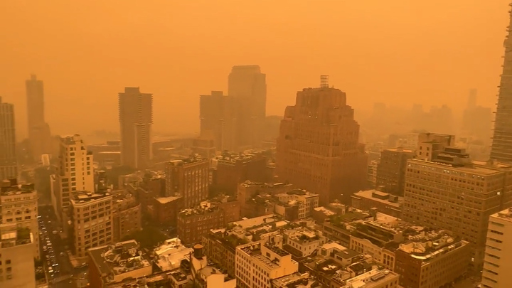 캐나다에서 발생한 연쇄 산불로 공기가 오염되면서 미국인 수천만 명에게 최악의 대기질 비상 경고가 내려졌다. 출처: Twitter @EmmaHitchcocked  *재판매 및 DB 금지