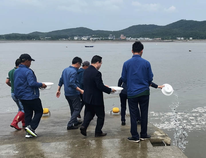 [인천=뉴시스] 8일 인천 강화군 황산도항에서 관계자들이 점농어를 방류하고 있다. (사진=강화군 제공) *재판매 및 DB 금지