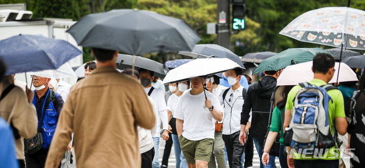 [서울=뉴시스] 정병혁 기자 = 지난 8일 오후 서울 종로구 광화문네거리 인근에서 시민들이 우산을 쓴 채 있다. 2023.06.08. jhope@newsis.com