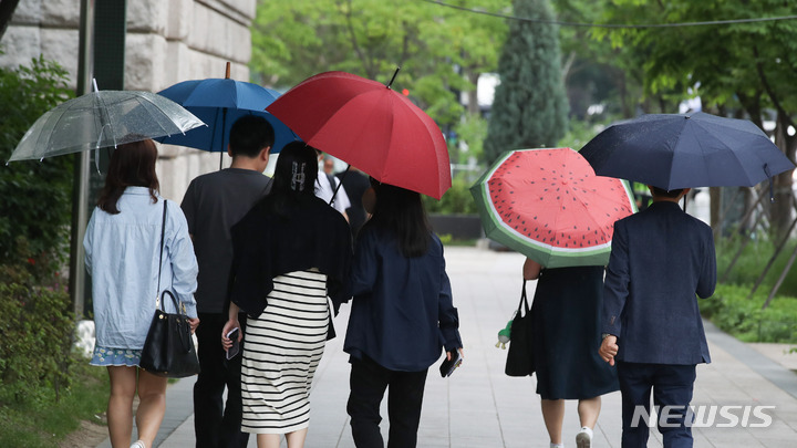[서울=뉴시스] 황준선 기자 = 지난 8일 오후 서울 중구 서울시청 인근에서 우산을 쓴 시민들이 발걸음을 옮기고 있다. 2023.06.08. hwang@newsis.com