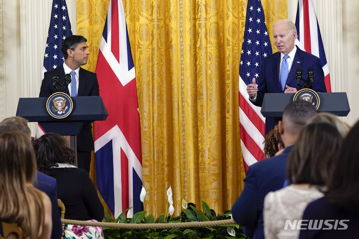 [워싱턴=AP/뉴시스] 리시 수낵(왼쪽) 영국 총리와 조 바이든 미국 대통령이 8일(현지시각) 정상 회담을 마친 후 백악관 이스트룸에서 공동 기자회견하고 있다. 2023.06.09.