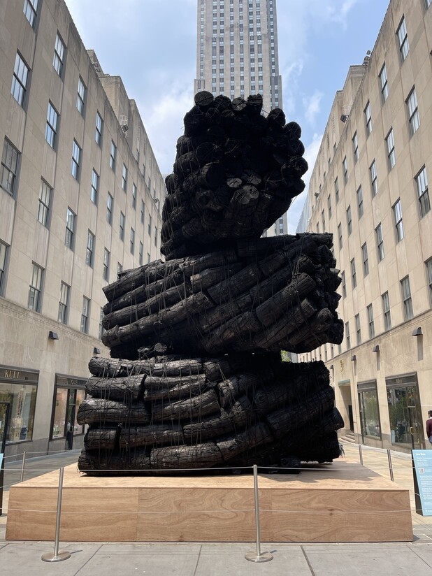 뉴욕 록펠러센터 채널가든 광장에 놓인 이배 작가의 거대 숯 조형물 '불로부터'. 사진= 조현화랑 제공 *재판매 및 DB 금지