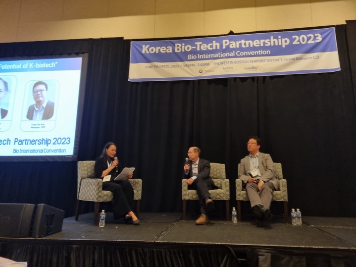 [사진=뉴시스] 지난 7일 미국 보스턴에서 열린 바이오 USA 2023에서 'Korea-Biotech Partnership 2023'(KBTP 2023) 행사에 참석한 (왼쪽부터)한국바이오협회 황주리 교류협력본부장과 랭거 교수, 멥스젠 김용태 대표. (사진=한국바이오협회 제공) 2023.06.09. photo@newsis.com *재판매 및 DB 금지