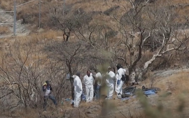 [서울=뉴시스] 지난 6일(현지시간) 미국 CNN에 따르면 멕시코 관계당국은 지난주 멕시코 과달라하라 교외에서 발견된 45개의 가방 안에 든 시신이 지난달 실종된 멕시코 할리스코주 콜센터 직원 7명과 신원이 일치한다고 밝혔다. 사진은 멕시코 관계당국이 과달라하라 교외에서 수색하는 모습. (사진=유튜브 갈무리) 2023.06.09. *재판매 및 DB 금지
