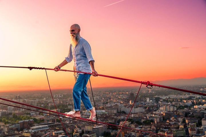 48세의 공중 줄타기 곡예사가 137m 상공 빌딩 사이에 놓인 밧줄 위를 걷는데 성공해 이탈리아 최고 기록를 세웠다. 출처: Instagram @bam.milano *재판매 및 DB 금지
