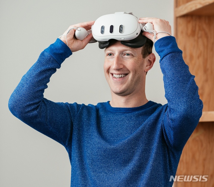 [서울=뉴시스]마크 저커버그 메타 CEO가 자사의 차세대 VR 헤드셋인 '메타 퀘스트3'를 착용하고 있다. (사진=저커버그 페이스북)