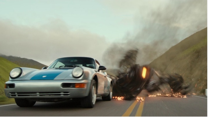 [서울=뉴시스] 신작 영화 '트랜스포머 : 비스트의 사막'에 주역 캐릭터로 등장하는 포르쉐 911 카레라 RS 3.8 모델. (사진=포르쉐 제공) 2023.06.09 photo@newsis.com *재판매 및 DB 금지